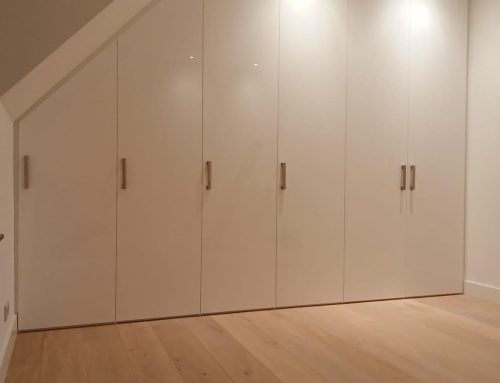 Draaideurkast onder schuin plafond