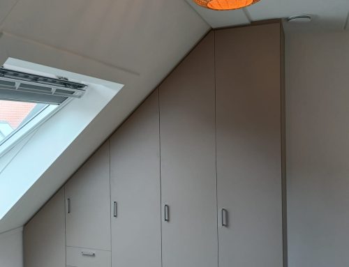 Draaideurkast onder schuin plafond
